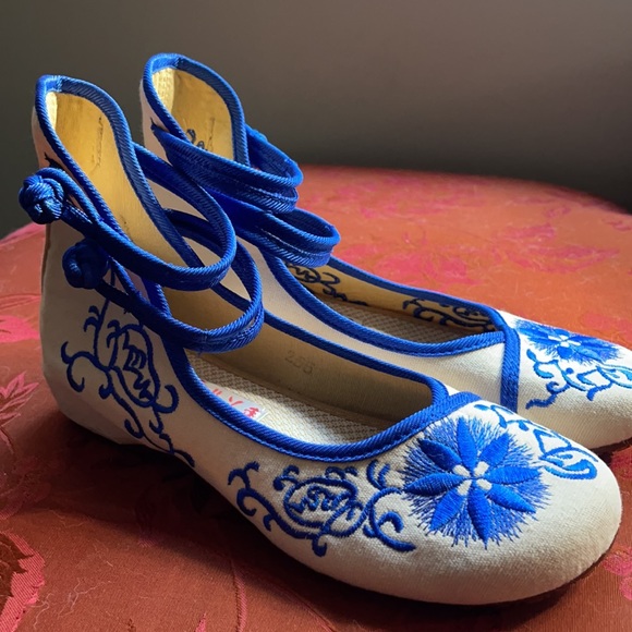 8.5 Women’s Shoes | Cotton Slipper w/Blue Design - Picture 1 of 8